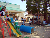 柳井幼稚園の一日　園庭で外遊び